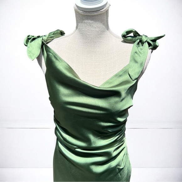 🌻Petal & Pup Selma Olive One-Shoulder Satin Evening Gown Size Medium (8-10) - Picture 5 of 12